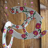 WCWhiteandPinkDaisiesClose